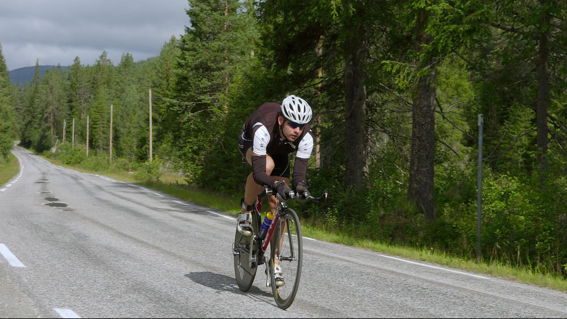 “宽板滑水：东三叉湖赛场掀起水上运动新风潮”